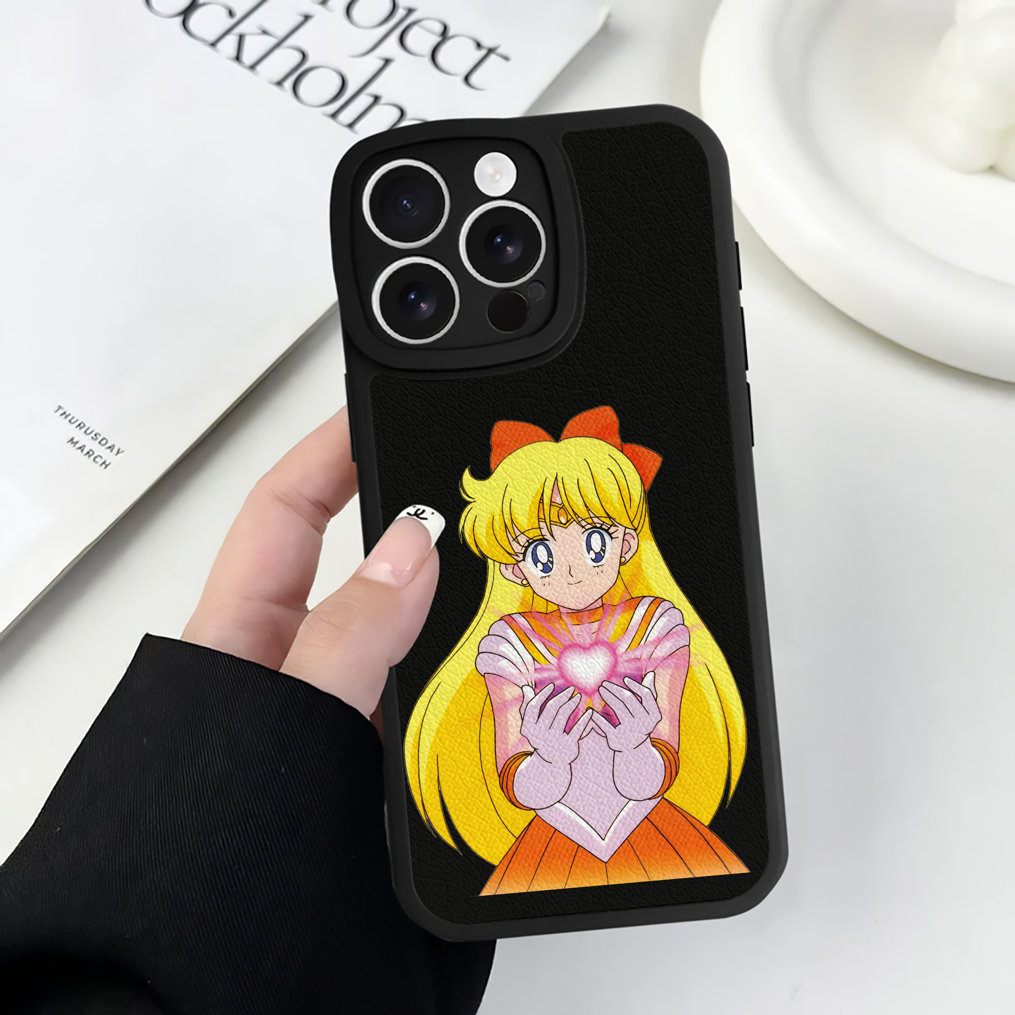（画像用） 美少女戦士セーラームーン 愛野 美奈子 あいの みなこ Sailor Moon Aino Minako 【iPhone 16シリーズ対応】シリコンスマホケース（レザー調） 材質：シリコン